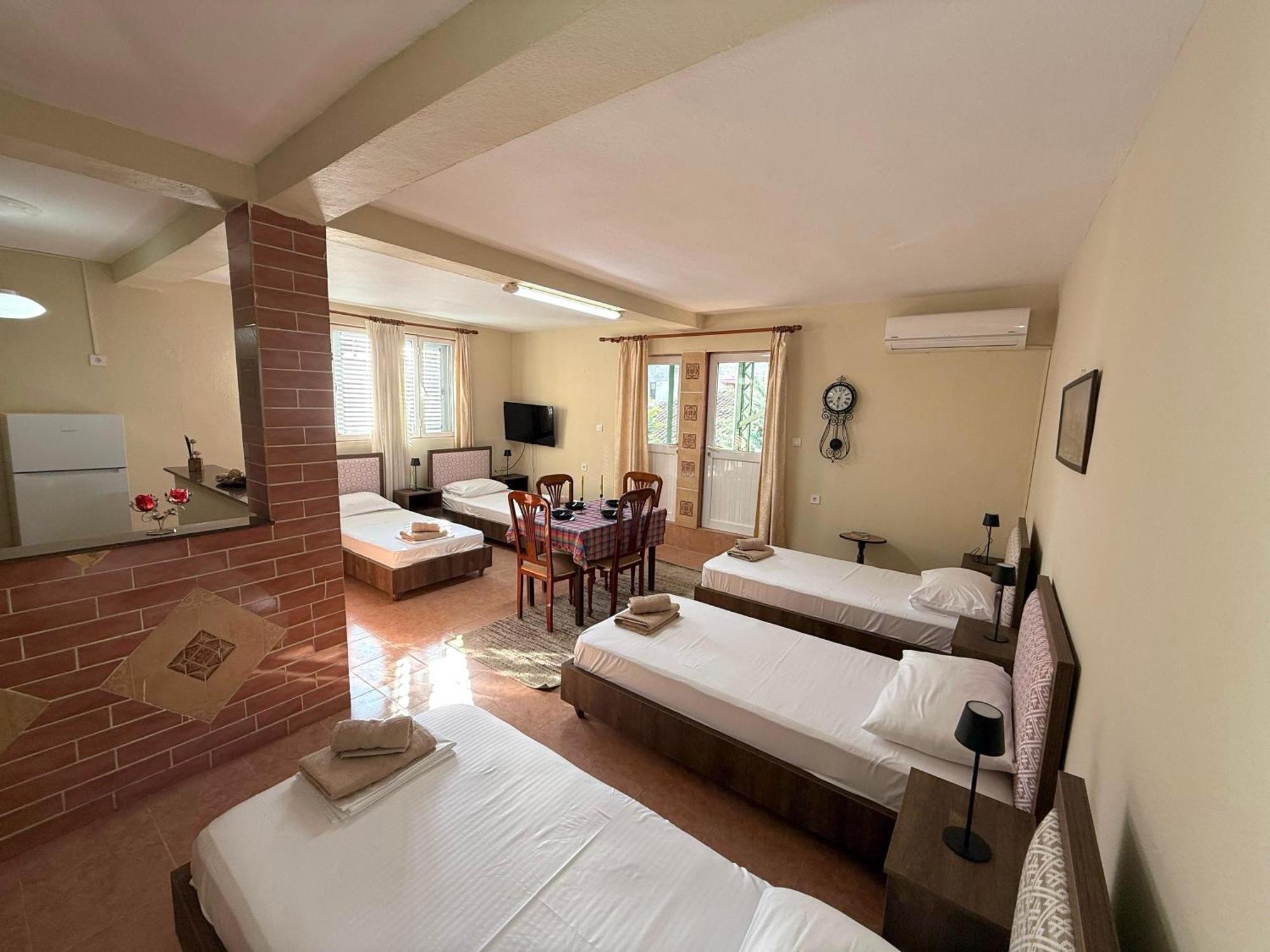 Shkodra Guest House & Trips Екстериор снимка