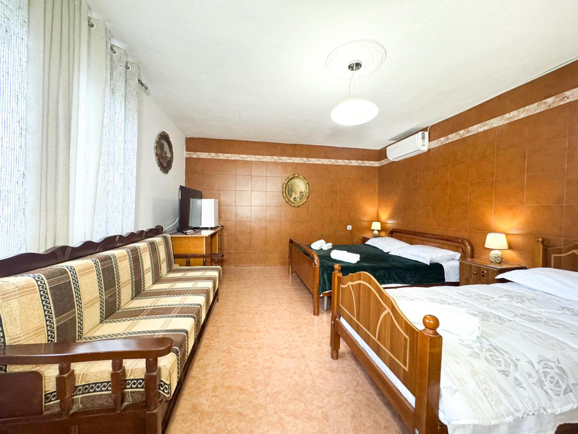 Shkodra Guest House & Trips Екстериор снимка